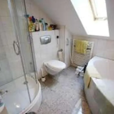 Kwatera prywatna Privat Inkl Eigenem Bad Wc Tv Kostenlosem Wifi Auf Einer Etage Waschmaschine Trockner Gegen Entgelt Nutzbar Bertrandt Ibm 4 Minuten Mercedes 8 Minuten Universitaet Stuttgart 16 Minuten Universitaet Tuebingen 28 Minuten Ein Lidl 140 Meter