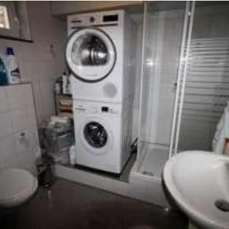 Privat Inkl Eigenem Bad Wc Tv Kostenlosem Wifi Auf Einer Etage Waschmaschine Trockner Gegen Entgelt Nutzbar Bertrandt Ibm 4 Minuten Mercedes 8 Minuten Universitaet Stuttgart 16 Minuten Universitaet Tuebingen 28 Minuten Ein Lidl 140 Meter Kwatera prywatna *